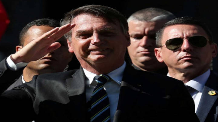 Bolsonaro presionado por un juez para que use la mascarilla.