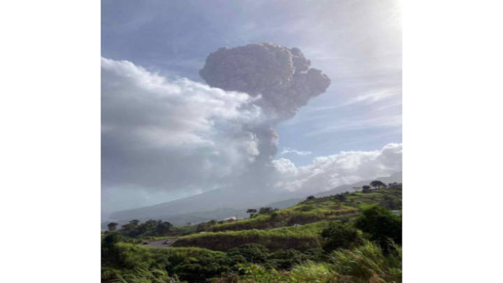 la actividad volcánica sigue aumentando en la Isla de San Vicente
