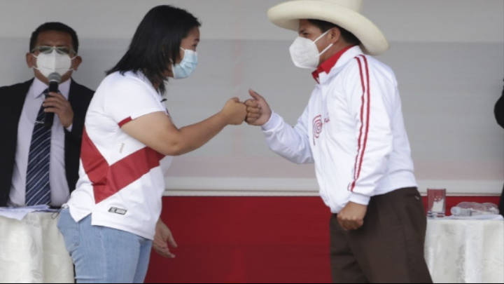 Keiko Fujimori, de derecha y Pedro Castillo, de izquierda