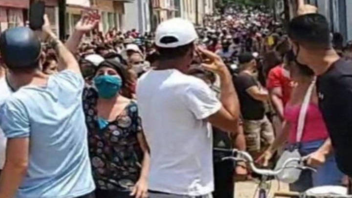 La población de San Antonio de la Baños  manifestó públicamente de manera sorpresiva en la calles de la localidad