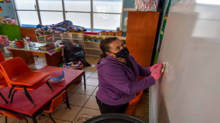 El Gobierno de México con la ayuda de padres y representantes en la labor de limpieza inicial de las escuelas, para el regreso a clases