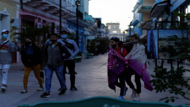 El frente frío que llegó a la isla cuban obliga a sacar abrigos de los armarios
