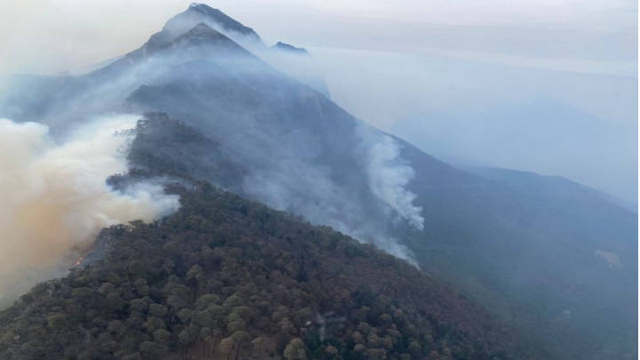 La Sierra de Santiago en Nuevo León es víctima de un incendio que ya lleva más mil 200 hectareas consumidas por el intenso fuego